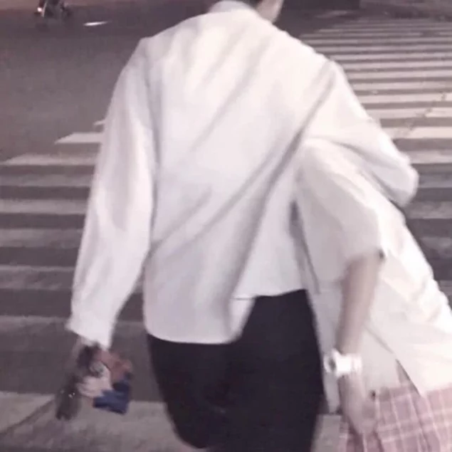 情侣头像一男一女简单：情侣头像一男一女一左一右 像这样