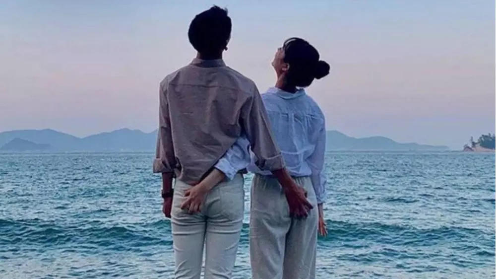 情侣摄影姿势大全：求这张图的情侣照片