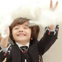 qq头像小孩情侣欧美：求和这个图片配对的QQ头像。好像是情侣的吧！