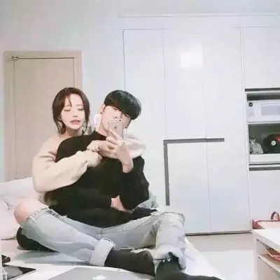 qq头像男情侣：求一组QQ头像。一男多女的情侣头像。