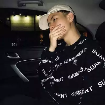 社会人情侣头像:求跟这个小孩的情侣头像,小男孩