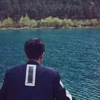 qq情侣头像海边一对：找QQ情侣头像,手拉手坐在海边 看日出