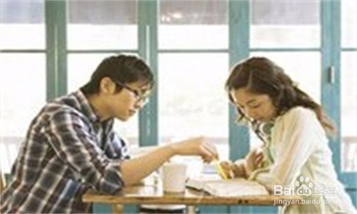 两对情侣一起约会，一群人叫聚会,一对情侣间约