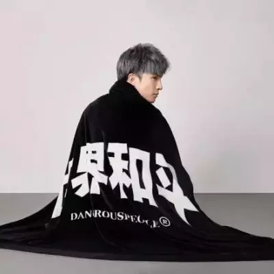 薛之谦qq情侣头像两人:求下面这张情侣头像 薛之谦的,求另一半