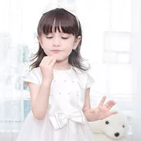 小孩儿头像情侣头像:一个卡通小男孩抱着爱心的情侣头像