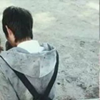 情侣踮脚接吻图片