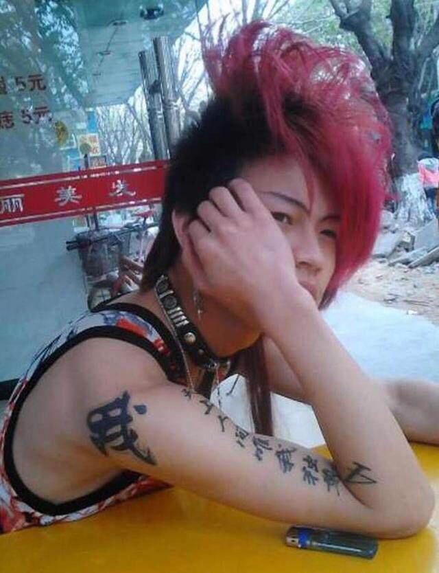 葬爱家族情侣头像，有杀马特跟葬爱家族那个是