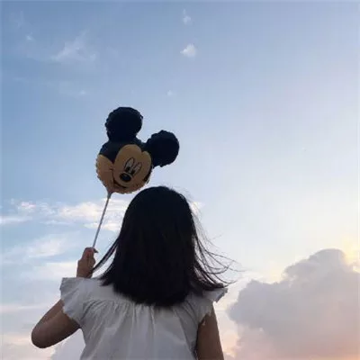 一男一女情侣头像:一男一女的情侣头像,女的头上有发带,有人见过吗
