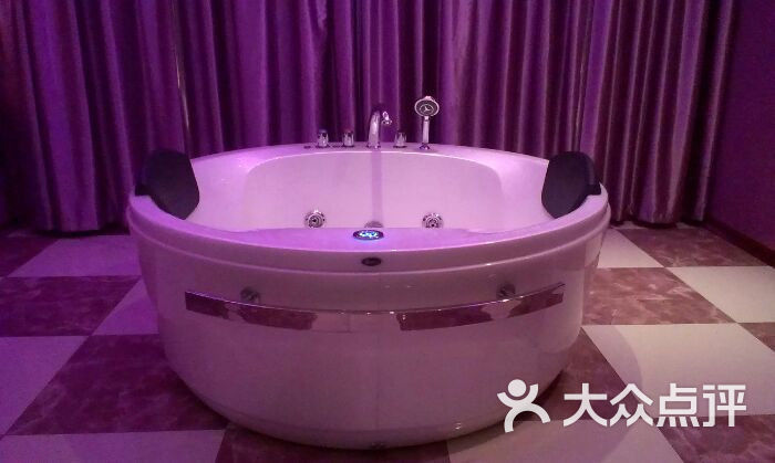 蚌埠带浴缸的情侣酒店，武汉情侣酒店，房间温