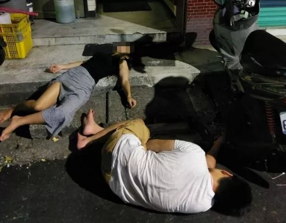情侣出租屋睡觉图片:夜晚长期开灯睡觉好不好?
