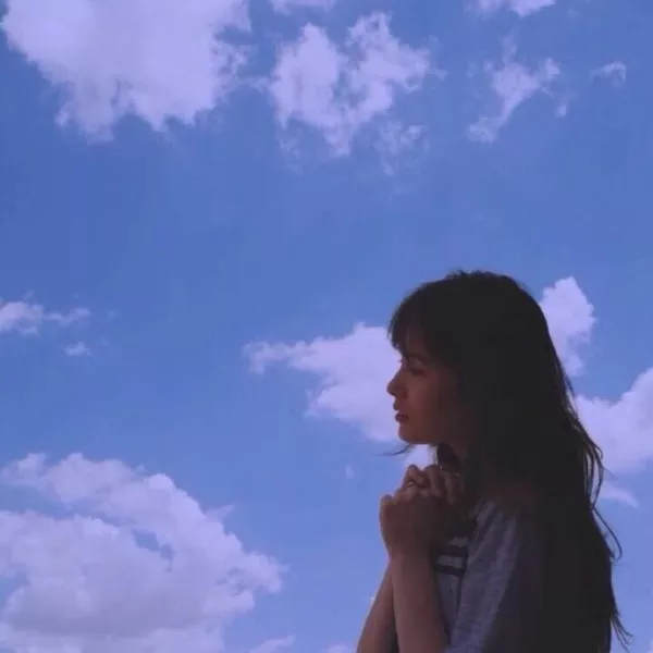qq头像情侣背景：唯美QQ头像女生,最好是背影的,不要灰色,唯美一点、