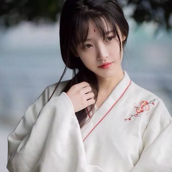 一个中国男孩穿的汉服和一个穿的和服的日本女孩是情侣，手牵手在一起，这样般配嘛