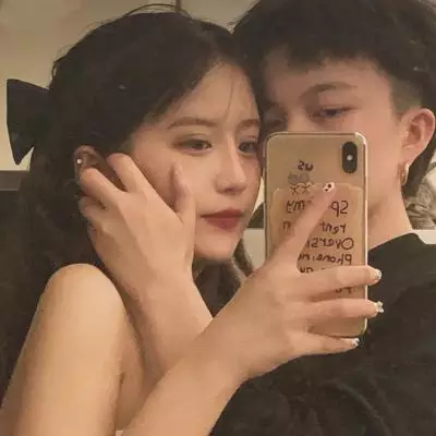 4、情侣头像**款:谁有**潮的qq情侣头像阿...小弟跪求...!!