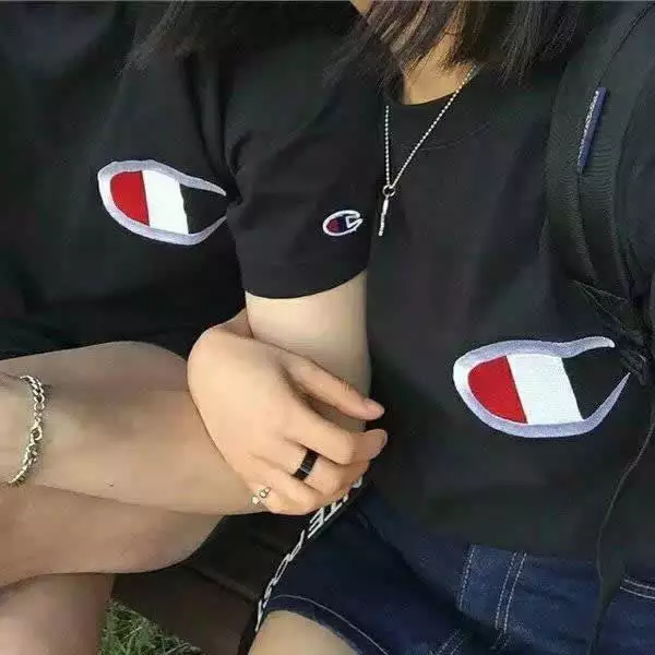 紫色情侣头像,真人一图两人,一男一女,都是穿紫色短袖衣服,女生短发