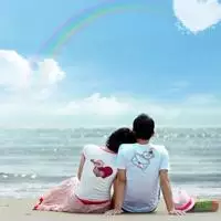 夜晚情侣背影牵手照