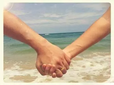 情侣牵手的图片:求几张男女情侣牵手图片, 不用照到人。要真实点!