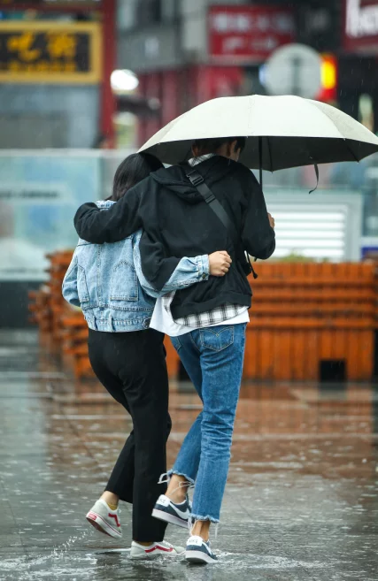 情侣雨中撑伞的图片
