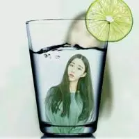 杯子图片唯美情侣头像：一只手拿着一个杯子的头像