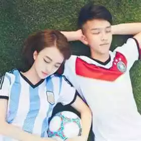 大家能帮我找个情侣头像吗？和这个照片一起的，小...