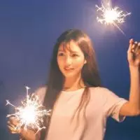 手拿烟花的情侣头像