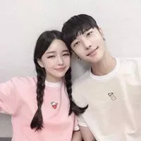 情侣头像时尚韩系：情侣头像，一左一右，一边一个