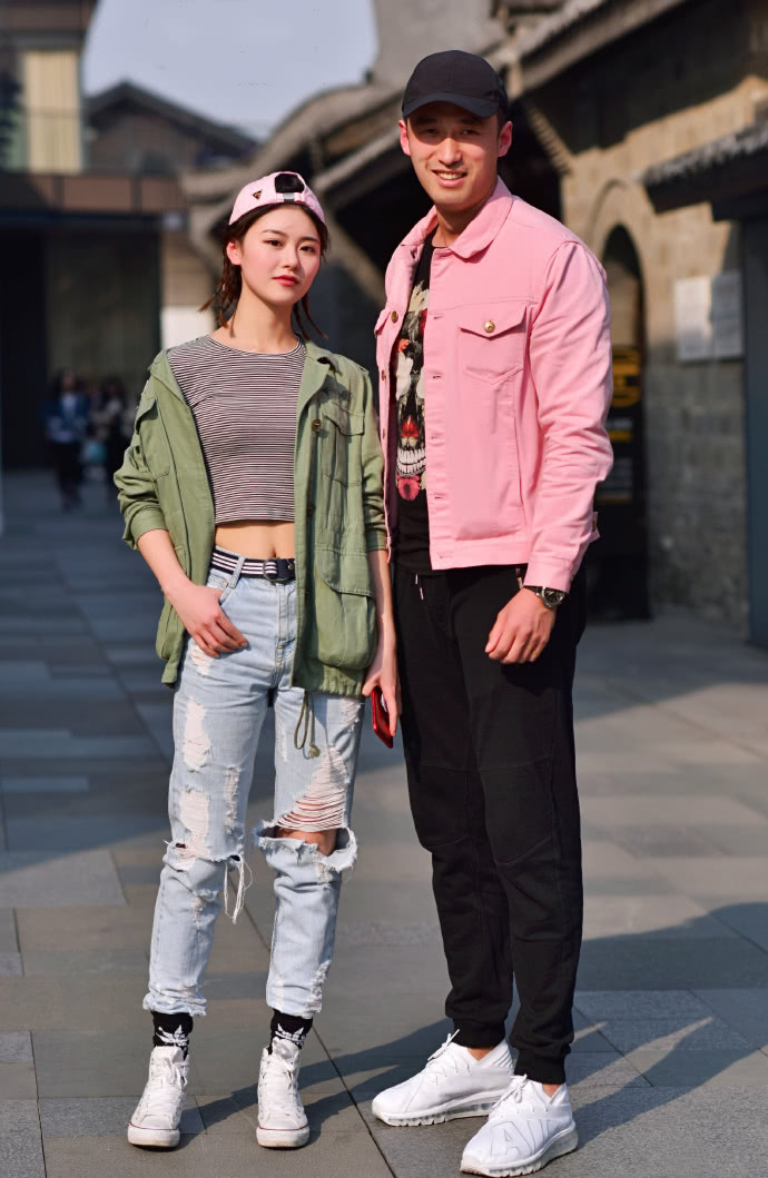 没有身高差的情侣:情侣之间如果没有什么身高差看上去会觉得般配吗?