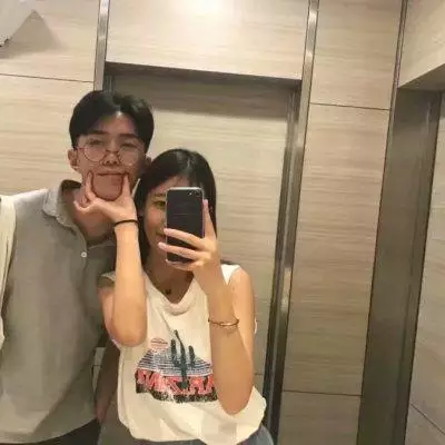 9、适合00后学生用的情侣头像:用学校做背景的情侣头像！！谁有？求图，越多越好。