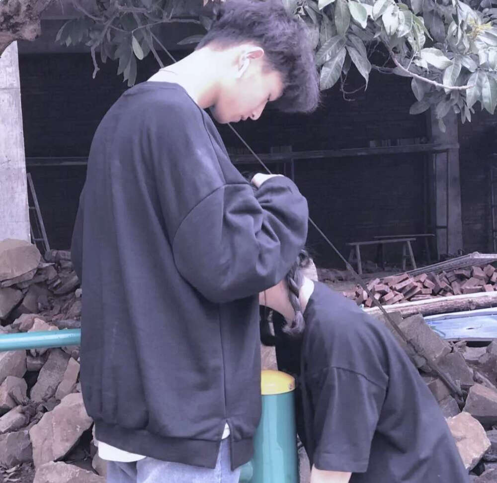 10、各位亲，给一些好看的动漫情侣头像吧，要一男一女的一对的图片，谢谢