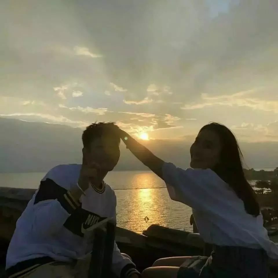 7、**情侣头像****:找几组****的QQ情侣头像，，，