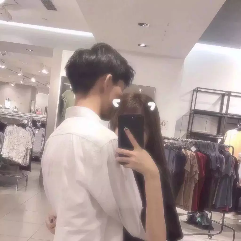 7、情侣头像一男一女情头真人:求一个动漫情侣头像 一男一女 两个眼睛都是爱心的
