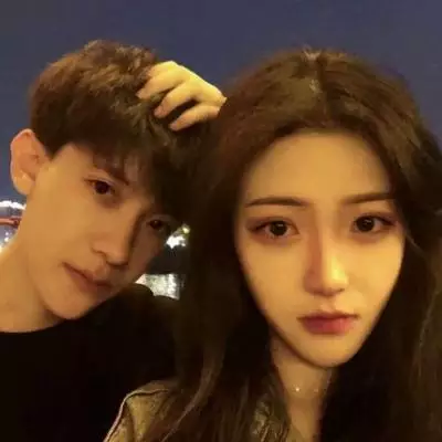 3、情侣头像图片一人一张:谁有好看的QQ情侣头像一人一个的那种