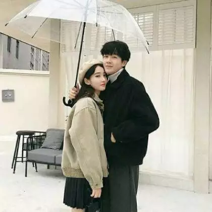 2、情侣头像一左一右配对真人:唯美的好看的情侣头像一左一右？