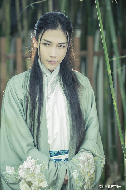 1、污污污美女含胸:美女好污，用手桶这样真的好吗