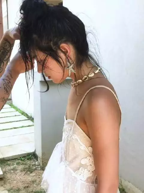 2、污污污美女含胸:请问这个美女叫什么？