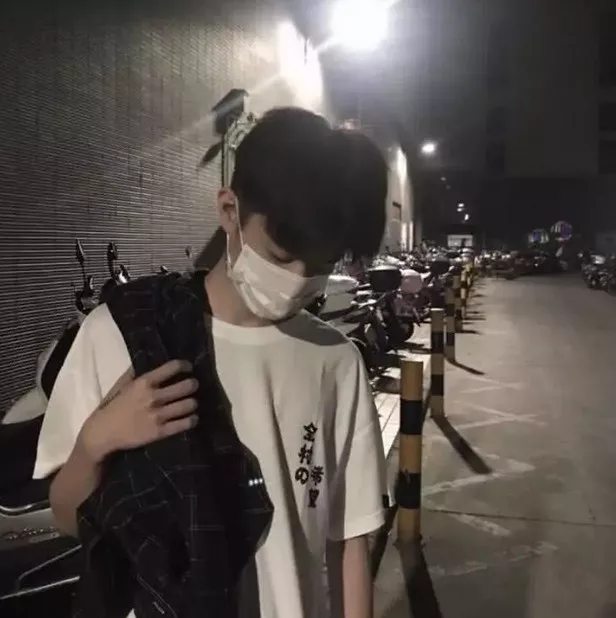 9、超级隐蔽的情侣头像一人一个:有没有一人一个的情侣头像，背景不要太干净也不要太花
