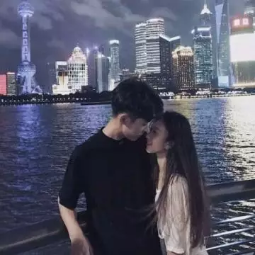 2、情侣头像一人一张一对接真人:有没有像这样的一人一张的情侣头像
