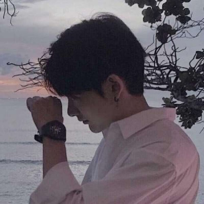 1、超甜的情侣头像一人一半:超甜的情头一人一半求另一半