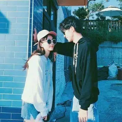 5、情侣头像q版或者真人，要适合15岁男女用的，q版真人都可以哈，越多分越高