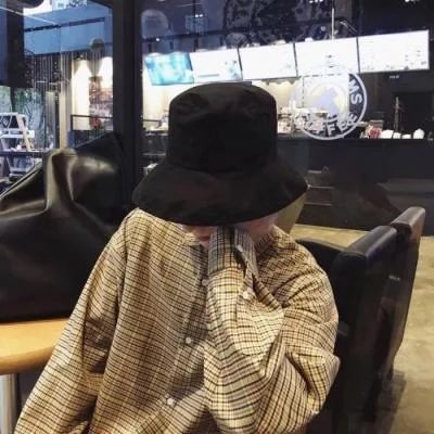 9、谁有成熟一点的情侣头像，给几个，，希望有点水准。特别一点**