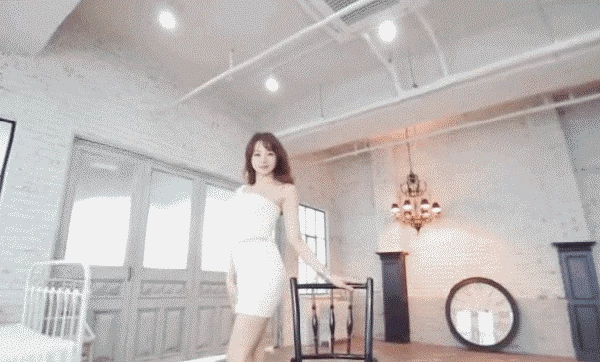 4、摸美女的下面动态污图:有一张动态图片 是一个女的不小心把自己的胸罩给抖掉了