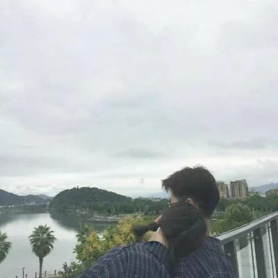 10、情侣头像真人唯美氛围感:求一对真人版的情侣头像，唯美一点的。