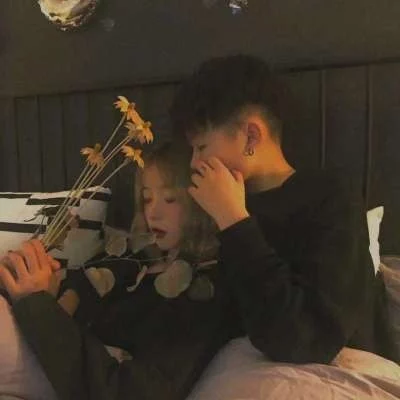 7、一男的热恋半年经常晒恩爱照，现在微信头像都变成情侣照了，他们很相爱吗？
