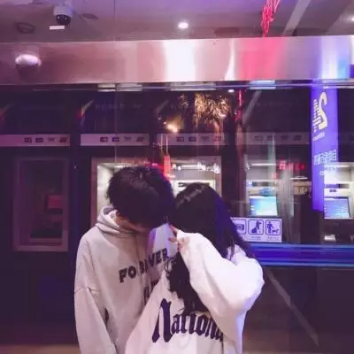 4、情侣头像一人一张一对接:求两张头像。要求：情侣头像，一人一半，合一起是一张那种