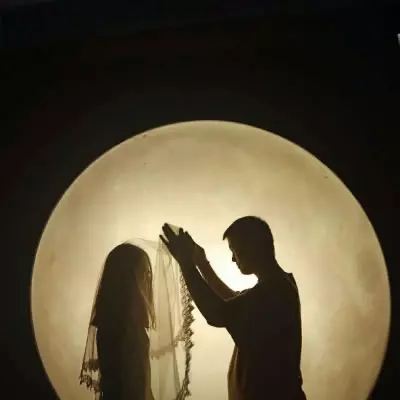 9、各位大神，小弟跪求情侣头像。要那种唯美的，朦胧的，那种感觉的头像。小弟在此谢过各位了！好的头像一定