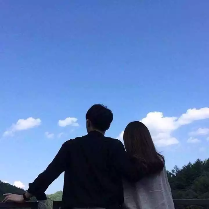8、情侣头像真人两张配对:高分悬赏！！！！求一对QQ情侣头像，两张拼起来是全图那种。