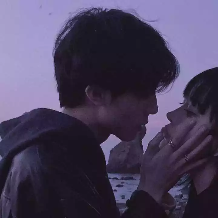 3、各位大神，小弟跪求情侣头像。要那种唯美的，朦胧的，那种感觉的头像。小弟在此谢过各位了！好的头像一定