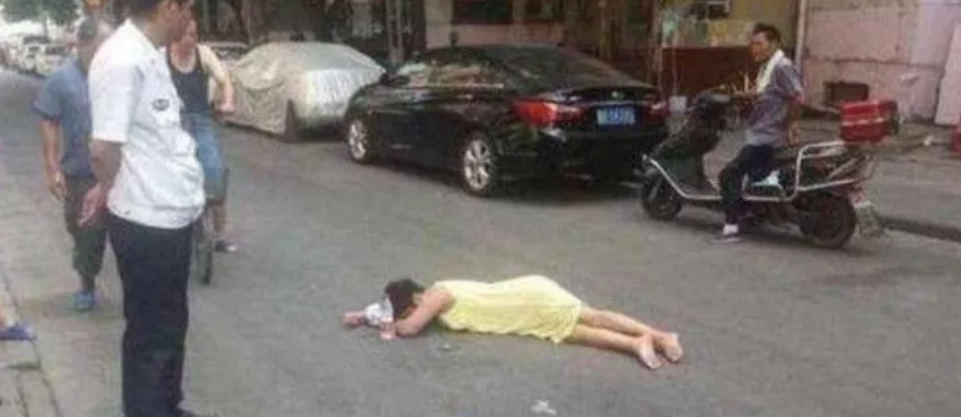 背后抱住晕倒女孩的小姐姐找到了，我真的好伤心 。。。我18前段时间我把