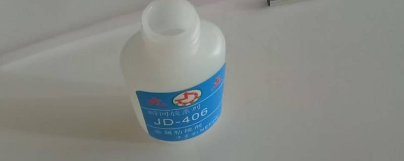 裤子上有pvc胶水怎么办（裤子是有胶水怎么办）