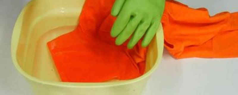 衣服上玻璃胶怎么去除掉 衣服有玻璃胶怎么去除