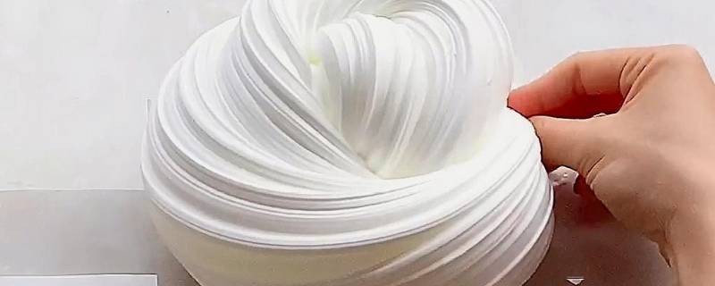 衣服上已干的起泡胶怎么消除 衣服弄到起泡胶干了怎么弄掉